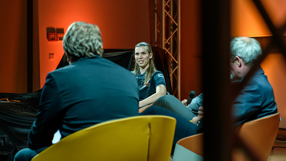 Das Foto zeigt eine junge Frau als weitere Gesprächspartnerin der Talkrunde.