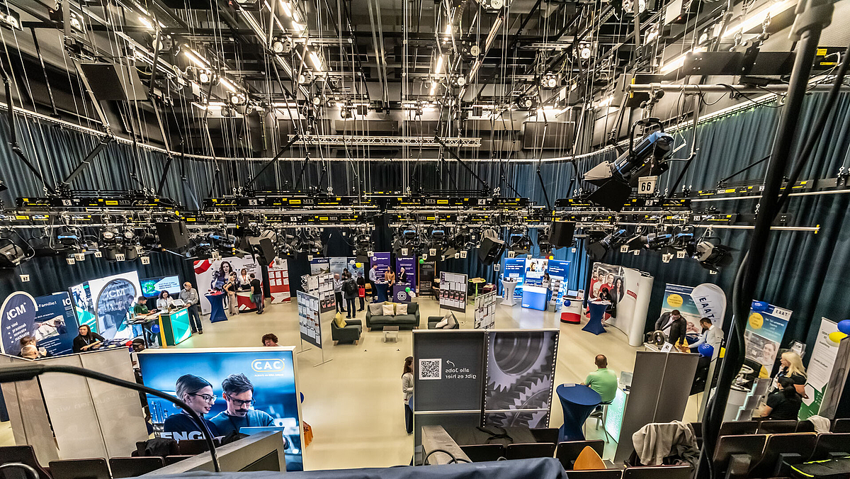 Blick in ein Studio mit Ausstellerständen