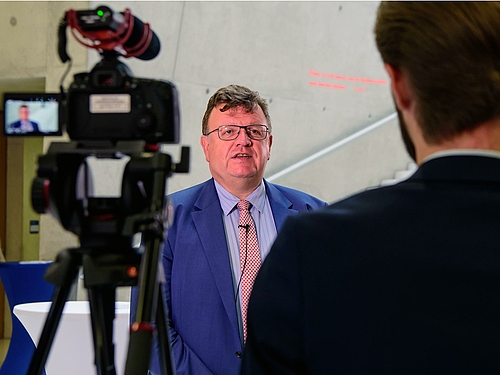 Dr. Johannes Beermann, Vorstand der Deutschen Bundesbank, bei der Blockchain Autumn School 2018 im Interview vor einer Kamera.