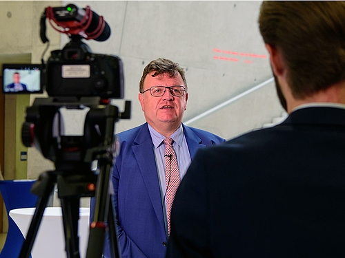 Dr. Johannes Beermann vertrat die Deutsche Bundesbank bei der Blockchain Autumn School 2018 in Mittweida. Dr. Johannes Beermann, Vorstand der Deutschen Bundesbank, bei der Blockchain Autumn School 2018 im Interview vor einer Kamera.