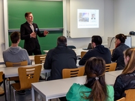 Vorstellung 1: Christian Ulbrich von der Fakultät Wirtschaftsingenieurwesen stellt den gleichnamigen neuen Bachelorstudiengang vor.