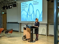 Der Wandel im Wissenschaftsbetrieb gleicht einer Achterbahnfahrt. In ihrer Keynote fand Prof. Veronica Bamber, Edinburgh, das passende Bild.