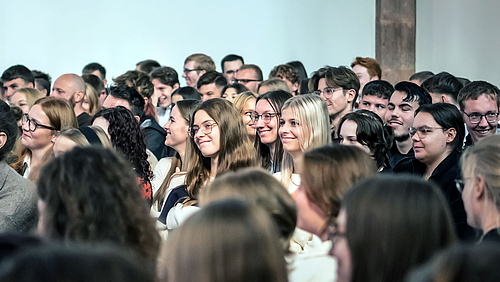 Feierlicher Start mit guten Ausichten auf das Studium an der Hochschule Mittweida. Junge lachende Menschen im Altarraum der Kirche