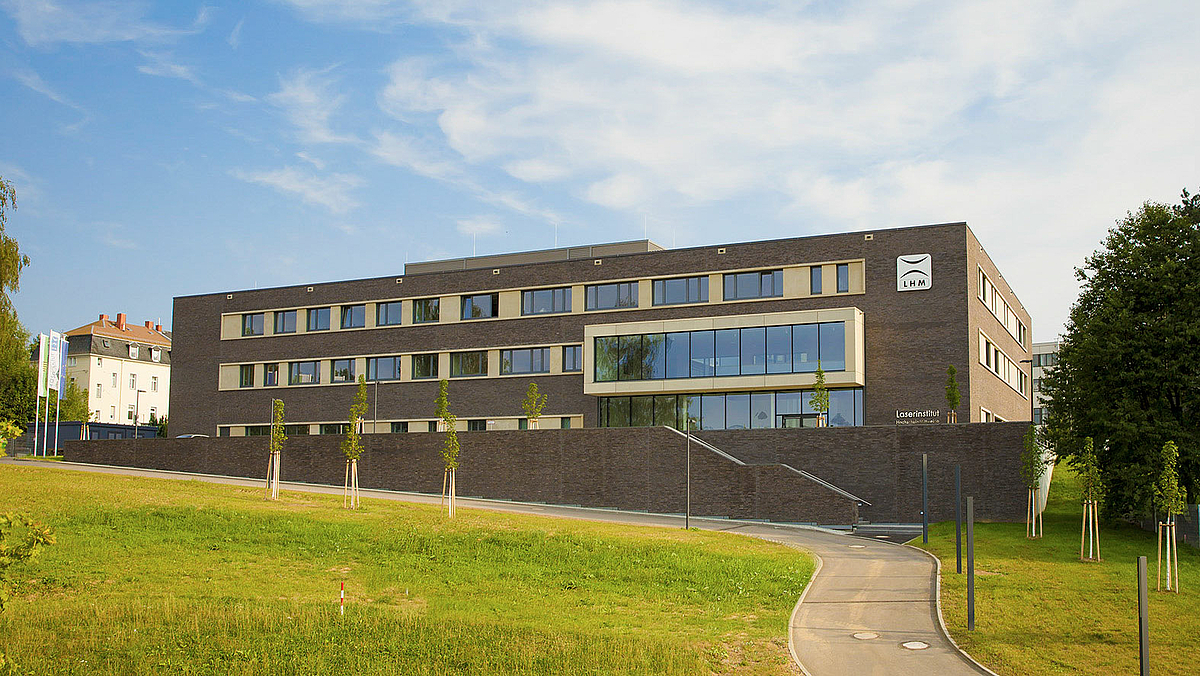 Das Foto zeigt den 2016 eingweihten Forschungsneubau des Laserinstitut Hochchule in der Gesamtansicht von Norden.