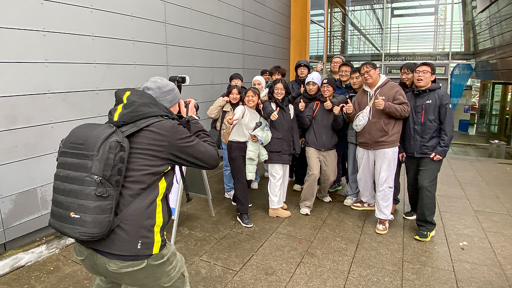 Menschengruppe, die suich vor einem Fotografen aufgestellt hat.en