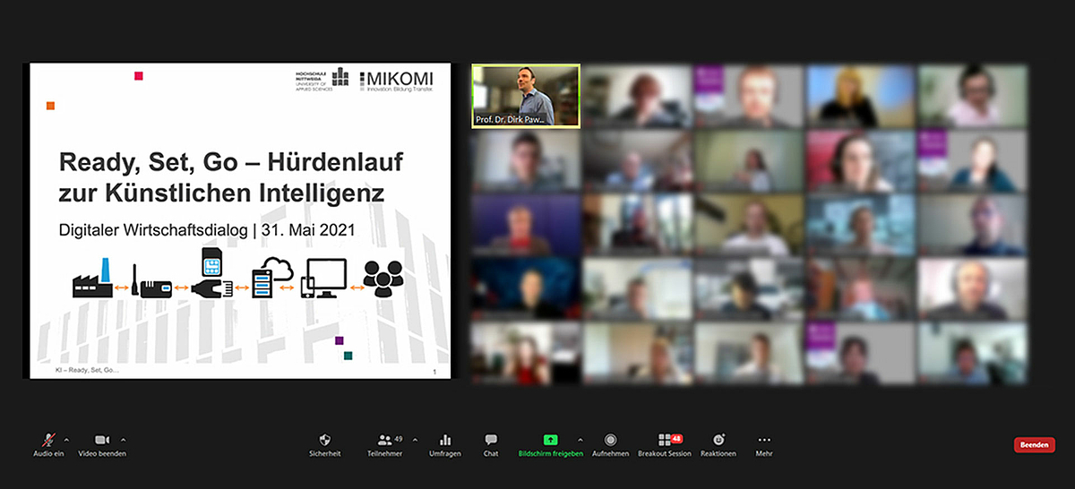 Das Bild zeigt den Screenshot einer Videokonfernz. Link ist die Starfplie der Powerpointpräsentation für die Veranstaltung zu sehen mit den Worten "Ready, Set, Go – Hürdenlauf zur Künstlichen Intelligenz". Die rechte Bildhälfte ist gefüllt mit 25 kleinen Videokonferenz-Fenstern. Bis auf das Fesnter der Sprechers der Keynote Prof. Dr. Dirk Pawlaszczyk links oben sind alle Gesichter unkenntlich gemacht.