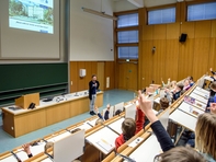 Steve Sokol vom KinderUni-Team der Hochschule Mittweida kann 106 Kinder begrüßen. Große Begeisterung auf beiden Seiten. 