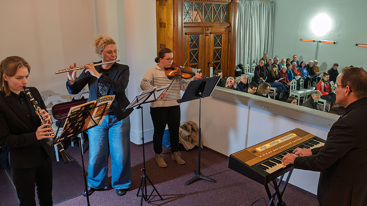 Blicl auf das Quartett mit Klarinette, Querflöte, Geige und Keyboard.