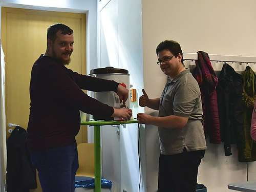 Geistiges Getränk und geistige Größen: Tommy Bergmann (l.) und Robert Leidenfrost (r.) schenken zur Nobelpreisvorlesung an der Hochschule Mittweida Glühwein aus.