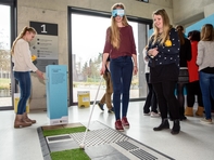 Der Praxisforschungstag endete mit einem gemeinsamen Rundgang durch die Ausstellung „Behindern verhindern – Zeit für barrierefreies Handeln“. 