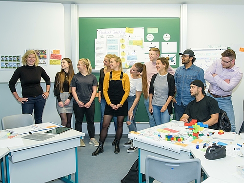 SCRUM-Workshop zur nachhaltigen Stadt erfolgreich beendet. Prof. Dr. Anika Dittmar (l.) mit ihren Studentinnen und Studenten im Lehr-Lern-Projekt "Nachtigall".