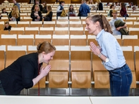 Vorstellung 2: Fremde Begrüßungsrituale gehören zur interkulturellen Kompetenz. Susanne Nickel und Dr. Ramona Kusche (v.l.) demonstrieren einen von vielen Aspekten des neuen Studiengangs Global Communication in Business and Culture.