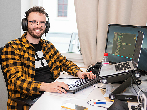 Der Erste: Jonas Bentke hat Anfang 2021 seinen Abschluss im Blockchhain-Masterstudiengang an der Hochschule Mittweida gemacht. (Foto: Thomas Kruse photographisches)