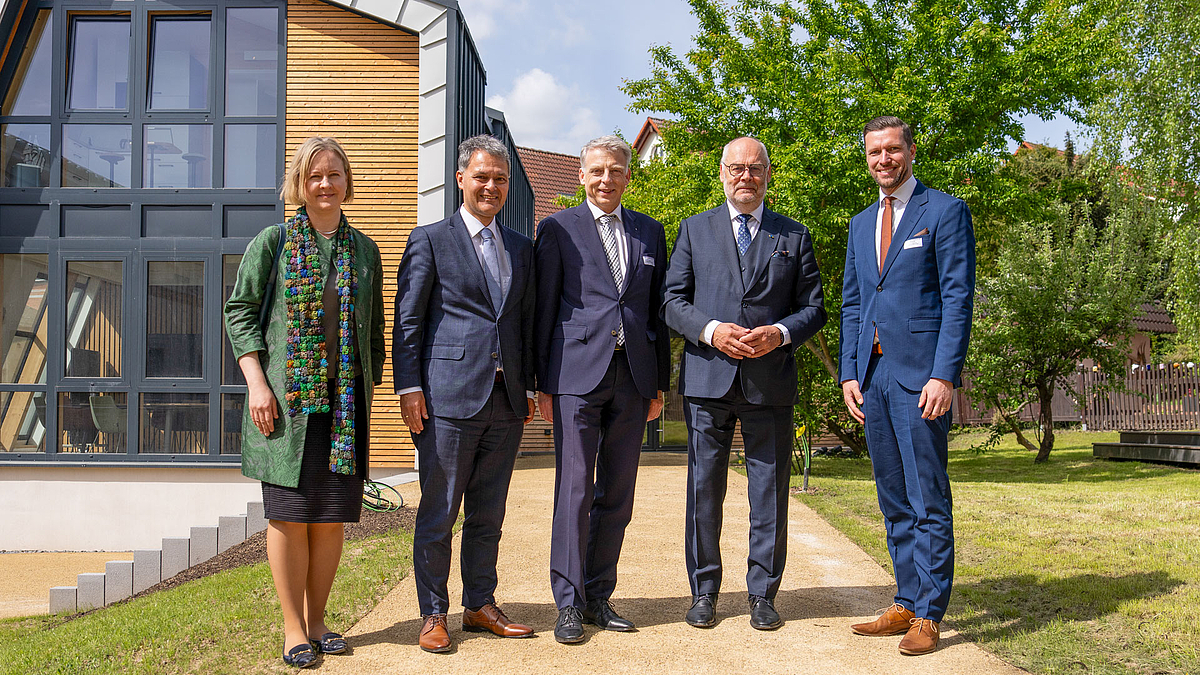 Gruppenfoto im Freien mit einer weiblichen und vier männlichen Personen.