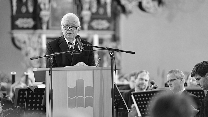 Kurt Biedenkopf steht an einem Pult und hält die Festrede zur Investitur von Rektor Ludwig Hilmer am 1. Oktober 2012 in der Evangelischen Stadtkirche Mittweida.