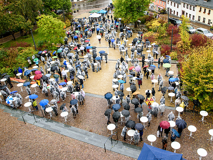 Feierliche Immatrikulation unter freiem Himmel. Dem Regen trotzten die neuen Studierenden der Hochschule Mittweida. 
