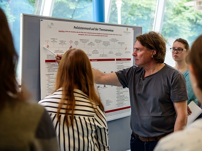 Professor Dirk Labudde ist einer der Juroren für die Fall-Poster der Forensik-Studentinnen und -Studenten.