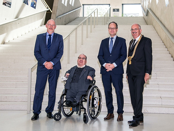 Neue Professoren in Mittweida: Marc Baron von Osthoff (2.v.l.) und Kai Gniffke - gut aufgehoben zwischen Medien-Dekan Prof. Michael Hösel (l.) und Rektor Prof. Ludwig Hilmer.