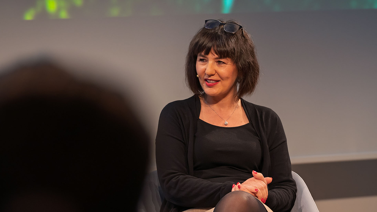 Weibliche Person im Podium