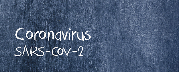 Coronavirus SARS-COV-2 mit Kreide an Tafel geschrieben