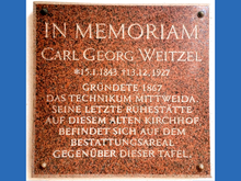 Mit einer Tafel ehrt die Stadt Mittweida auf dem Friedhof Carl Georg Weitzel.