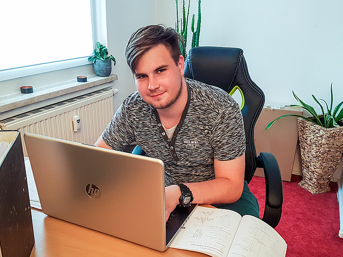 Fabio Bonitz bereitet sich auf seine Prüfungen vor. Er kombiniert Studium und Berufsausbildung, hat nach zweieinhalb Jahren den Facharbeiterabschluss und nach vier Jahren den Bachelor.  (Foto: privat)