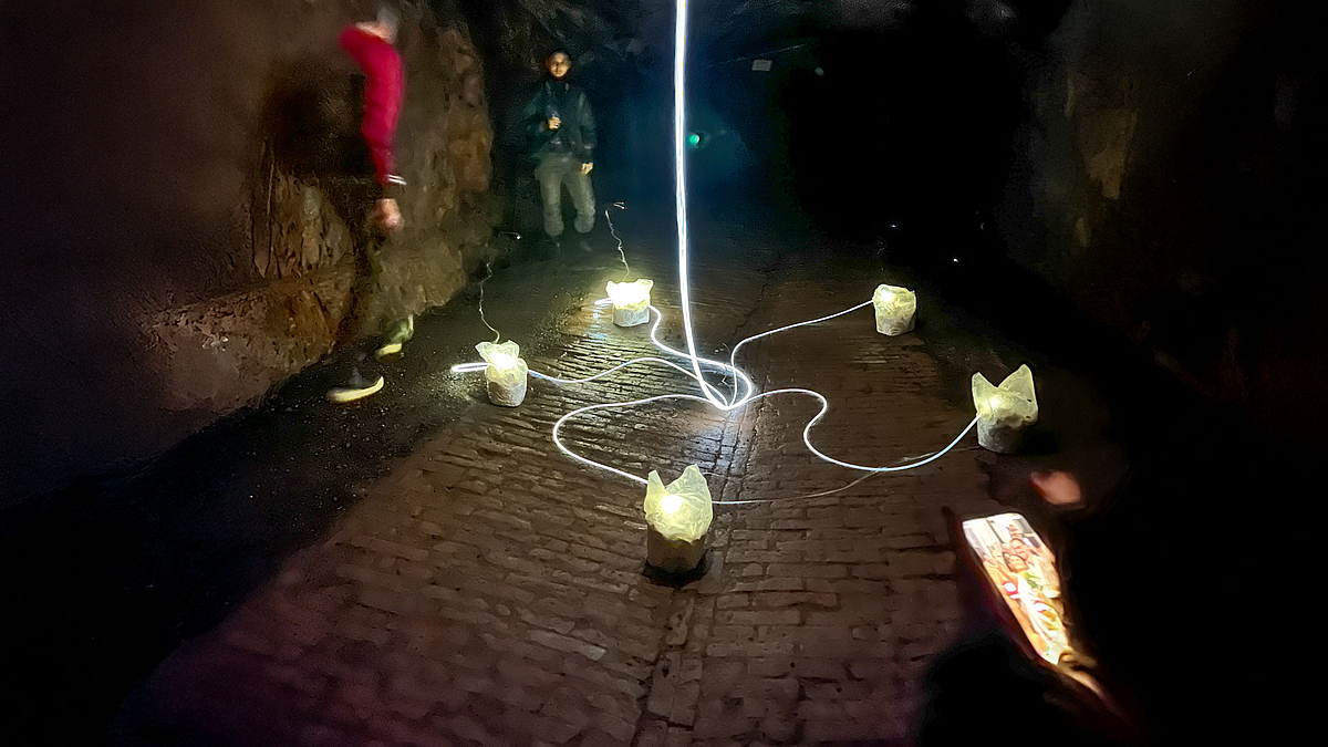Selbes Motiv wie zuvor, nur sind jetzt Personen um die Installation zu erkennen.