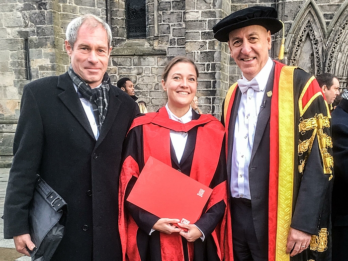 Frisch promoviert in Schottland: Dr. Stefanie Zimmermann von der Hochschule Mittweida mit Prof. Frank Weidermann und dem Rektor der University of the West of Scotland Prof. Craig Mahoney.