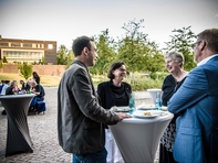 Fortsetzung des Dialogs auf der Terrasse - Prof. Dr. Monika Häußler-Sczepan (2.v.l.) hier mit Matthias Baumgart, Referatsleiter Forschung, der Biologin Prof. Dr. Petra Radehaus und Dr. Ralf Hartig, Professor für Regenerative Energien (v.l.).