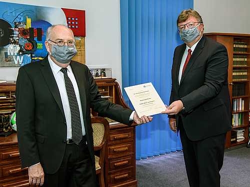 Stolz und Freude unter der Maske auf beiden Seiten: Rektor Ludwig Hilmer (l.) und der neue Professor an der Hochschule Mittweida, Bundesbank-Vorstand Dr. Johannes Beermann. Stolz und Freude unter der Maske auf beiden Seiten: Rektor Ludwig Hilmer (l.) und der neue Professor an der Hochschule Mittweida, Bundesbank-Vorstand Dr. Johannes Beermann.