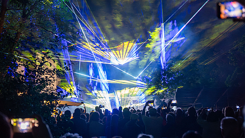 Naheliegender Höhepunkt zum Laser-Jubiläum der Hochschule Mittweida und dennoch voller Überraschungen: die Lasershow auf dem Technikumplatz.