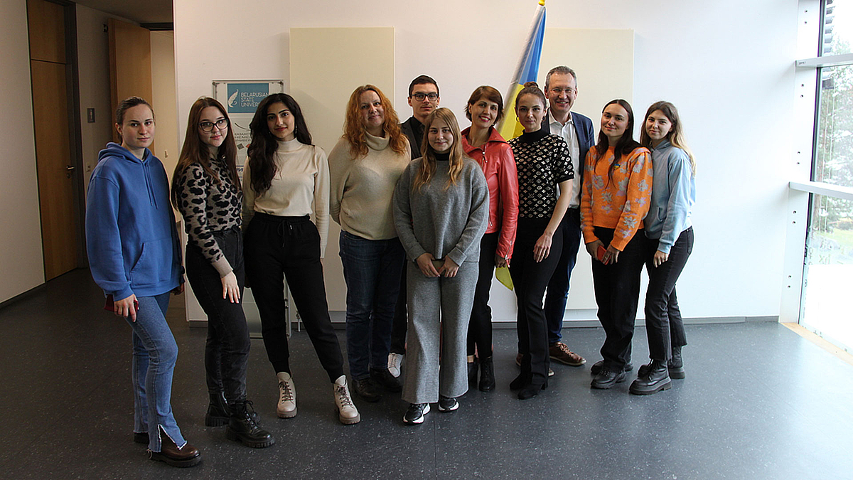 Mitte 2022: Ukrainische Studierende, Lehrende und Forschende haben an der Hochschule Mittweida eine zwischenzeitliche Heimat gefunden. Ukrainische Studierende und Lehrende haben sich mit dem Mittweidaer Professor Serge Velesco zum Gruppenbild aufgestellt.