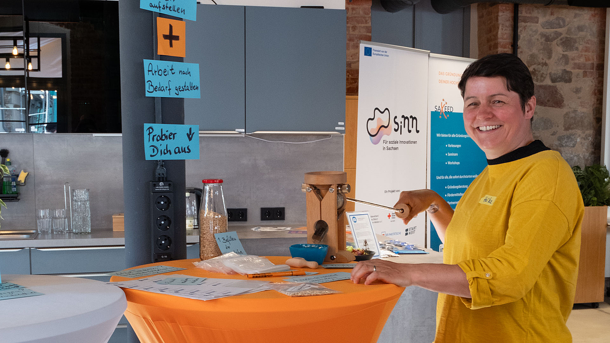 Auch dabei: Heike Delling von der HSMW stellt das Projekt „Teilhabe Landwirtschaft - Neue Wege im Arbeitsleben“ vor. Es öffnet den Blick auf die Beschäftigung von Menschen mit Behinderungen in landwirtschaftlichen Betrieben. (Foto: Olivia Weinehl) Eine weibliche Person steht lachend einem Stehtisch.