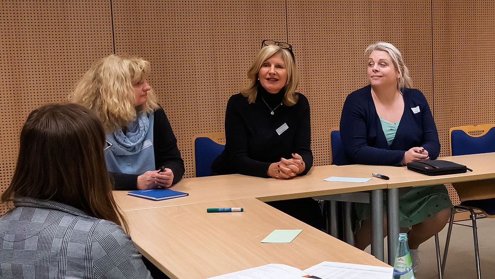 Weibliche Personen an Tischen