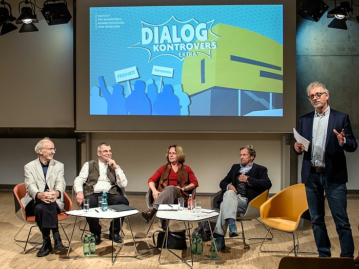 Plagen uns noch Verdauungsprobleme der Wende? Moderator Prof. Dr. Stefan Busse (r.) mit Dr. Christoph Körner, Dr. Thomas Ahbe, Prof. Dr. Beate Mitzscherlich und Christoph Wonneberger (v.l.)