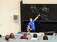 Biophotonik einfach erklärt: Professor Richard Börner im Vortrag &quot;Am Anfang war die RNA ... – Physics meets Biology&quot;.