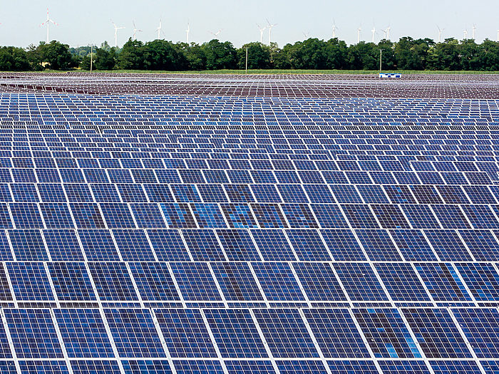 Der Anteil sog. Erneuerbarer Energien wächst - z.B. Solarenergie. Ein zuverlässiges und anwender-freundliches Energie-Monitoring und -Reporting ist die Voraussetzung. Mittweidaer Medieninfor-matikstudierende optimieren in Kooperation mit der enviaM-Gruppe diese softwartebasierten Reporting Tools. (Foto: enviaM AG) 