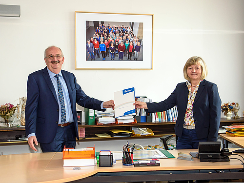 Rektor Ludwig Hilmer gratuliert Kanzlerin Sylvia Bäßler zur dritten Amtszeit und freut sich auf die weitere Zusammenarbeit in der Hochschulleitung. Rektor Ludwig Hilmer gratuliert Kanzlerin Sylvia Bäßler zur dritten Amtszeit und freut sich auf die weitere Zusammenarbeit in der Hochschulleitung.