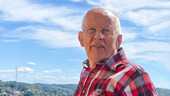 Das Foto zeigt Reinhard Schmidt vor blauem Himmel.