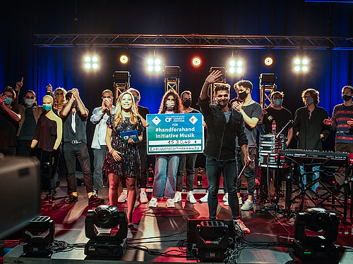 Erfolgreich abmoderiert – Campusfestival Mittweida - Charity Edition 2020 ist Geschichte mit gutem Ausgang: Über 3000 Euro kamen zusammen. Erfolgreich abmoderiert – Campusfestival Mittweida - Charity Edition 2020 ist Geschichte mit gutem Ausgang: Über 3000 Euro kamen zusammen.