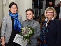 Die Beauftrage für Gleichstellung Christine Winkler-Dudczig (l.) und Kanzlerin Sylvia Bäßler (r.) gratulieren: Der mit eintausend Euro dotierte Ingrid-von-Reyher-Preis 2019 geht zu gleichen Teilen an Dorit Bock ... 