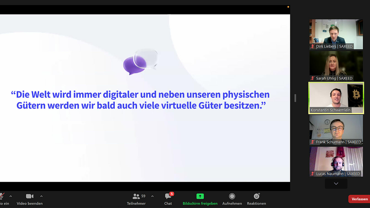 Der Screenshot einer Zoom-Konferenz zeigt links eine Folie mit dem Text: „Die Welt wird immer digitaler und neben unseren physischen Gütern werden wir bald auch viele virtuelle Güter besitzen.“ Rechts sind untereinander die Kamerabilder von fünf Teilnehmenden zu sehen, darunter an mittlerer Position Konstantin Schwemlein.