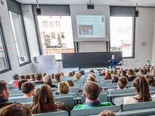 Prof. Dr. Janis Brinkmann in der Vorlesung. Er lehrt unter anderem Journalistisches Arbeiten, Classic-, News- und Multimedia Journalism.