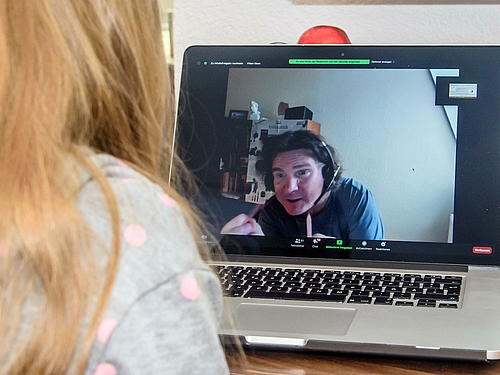 Kinderuni von zuhause aus. Erste Online-Kinderuni-Vorlesung an der Hochschule Mittweida mit dem Forensik-Experten Professor Dirk Labudde. Kinderuni von zuhause aus. Erste Online-Kinderuni-Vorlesung an der Hochschule Mittweida mit dem Forensik-Experten Professor Dirk Labudde.
