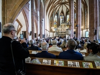 Momente zum Festhalten: Viele Freunde und Angehörige begleiten die Absolventinnen und Absolventen auch auf dem Weg aus der Hochschule.