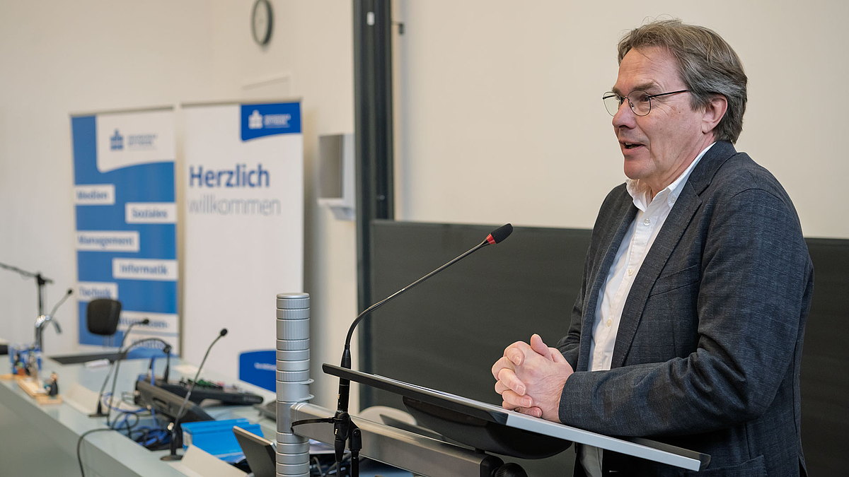 Männliche Person am Rednerpult