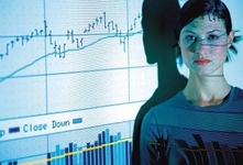 Frau vor einer statistischen Wandpräsentation