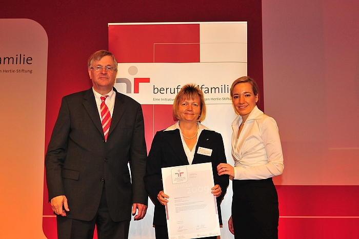 Die Kanzlerin der Hochschule Frau Bäßler mit dem Zertifikat als Vertreterin der Hochschule