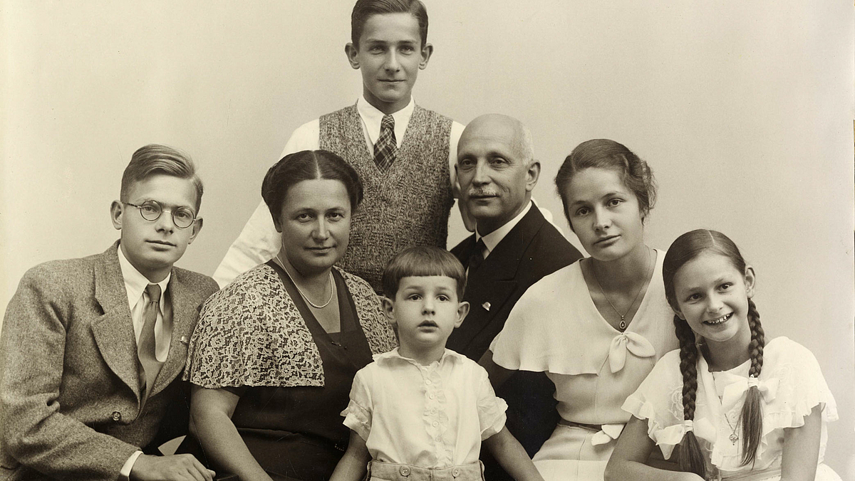 Das zeitgenössische Familienfoto zeigt Moritz und Helene Oster mit ihren fünf Kindern um das Jahr 1931.
