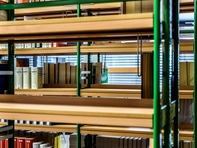 Noch leer: Regal mit Durchblick im Bibliotheks-Standort Weststraße. Den Platz füllen bald Bücher aus der Sozialen Arbeit.